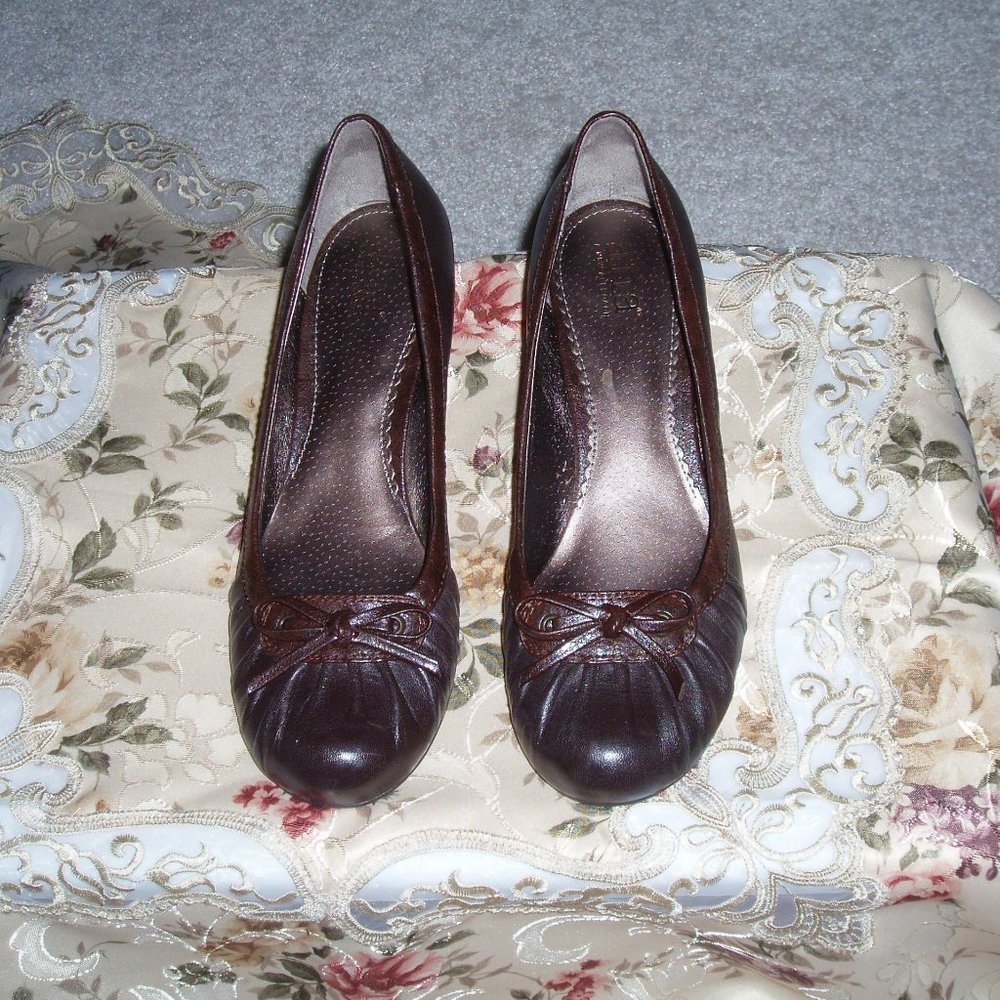 a.n.a. Brown Pumps with cute bows - Size 9 Medium